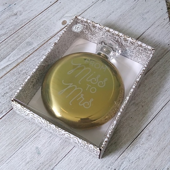 NIB Wild Eye Designs Round Hip Flask - From Miss to Mrs - Picture 3 of 9
